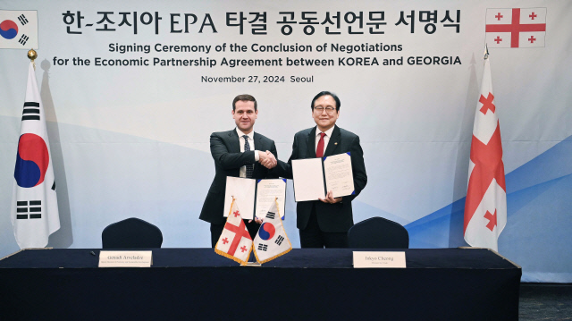 정인교(오른쪽) 산업통상자원부 통상교섭본부장이 27일 서울 소공동 롯데호텔에서 게나디 아르벨랏제 조지아 경제지속가능발전부 차관과 '한-조지아 경제동반자협정 협상 타결식' 이후 기념사진을 찍고 있다.